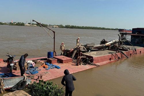 Nam Định: Bắt quả tang tàu hàng trăm tấn đang hút trộm cát