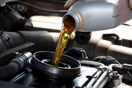 Vì sao dầu ô tô đi lâu gấp 10 lần dầu xe máy?