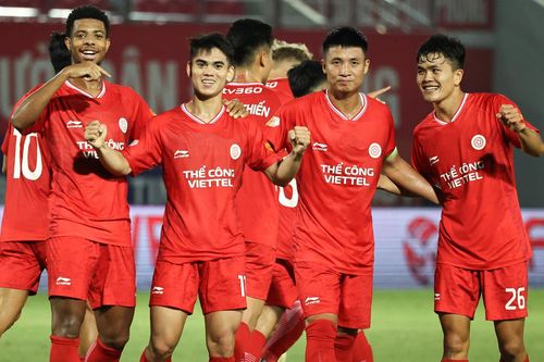 Xem siêu phẩm sút xa của Khuất Văn Khang vào lưới Hải Phòng