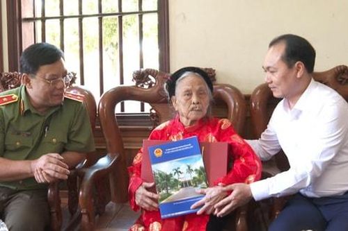 Giám đốc Công an thành phố thăm hỏi, tri ân người có công tại huyện Đông Anh