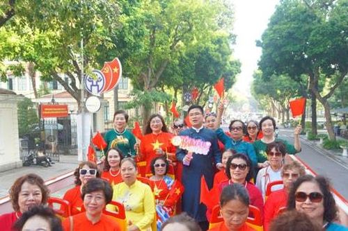 Trải nghiệm áo dài dạo phố Hà Nội trên xe buýt 2 tầng