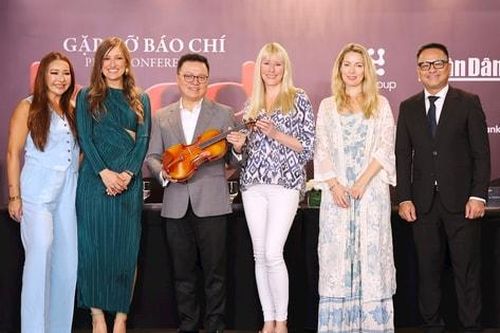 Nhóm tứ tấu dây lừng danh BOND tự hào mặc áo dài biểu diễn tại Hà Nội