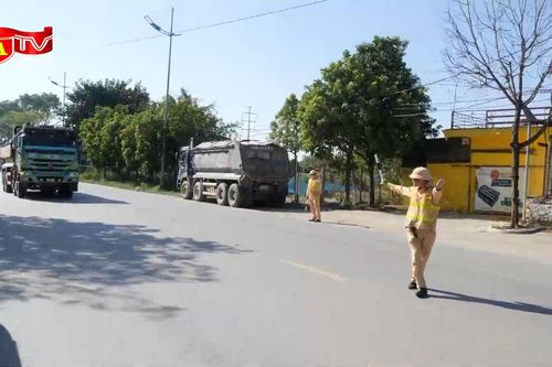 Xử lý nghiêm tình trạng xe tải làm rơi vãi vật liệu ra đường