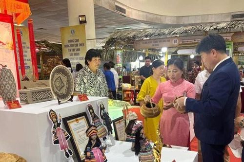 Đưa sản phẩm làng nghề lên 'sàn'