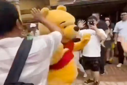 Du khách đánh tới tấp mascot gấu Pooh tại Trung Quốc
