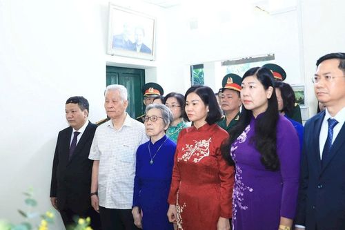 Đoàn đại biểu TP Hà Nội dâng hương, tưởng niệm cố Chủ tịch Ủy ban Quân chính Hà Nội Vương Thừa Vũ