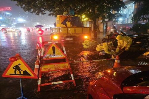 Công nhân thoát nước Hà Nội kiên cường vượt qua bão lũ