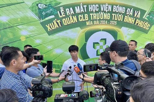 Công Phượng gây sốt khi ra mắt Bình Phước, tái ngộ HLV Park Hang Seo