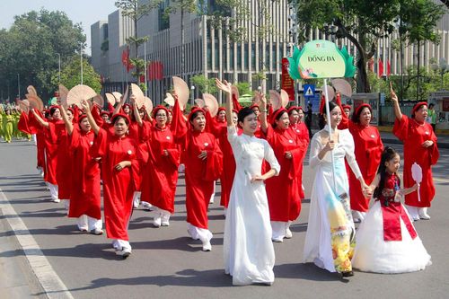 Hơn 1.000 phụ nữ Thủ đô diễu hành tại Carnaval áo dài