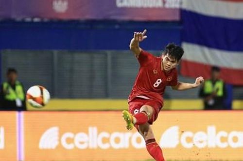Nhịn ăn đòi theo bóng đá