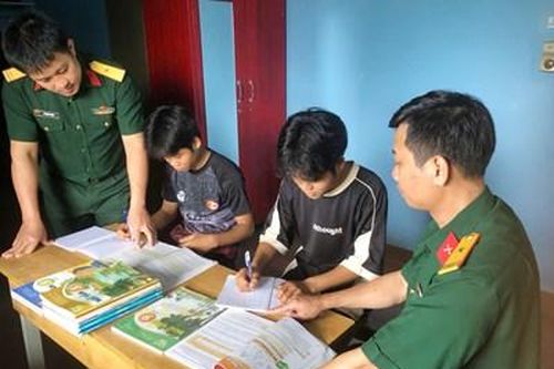 Đoàn Kinh tế - Quốc phòng 337 (Quân khu 4): 'Nâng bước em tới trường'