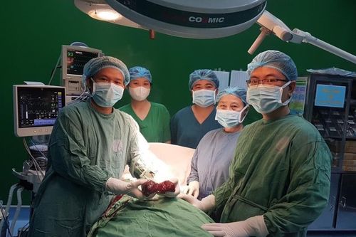 Phẫu thuật cắt bướu giáp kích thước khủng thành công cho bệnh nhân mắc bệnh Basedow