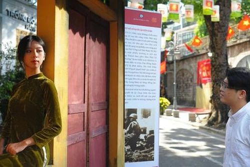 Giới trẻ Hà Thành hân hoan trong không khí giải phóng Thủ đô, sống lại những năm quyết tử của dân và quân Hà Nội