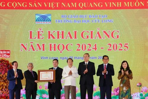 Trường ĐH Cửu Long khai giảng năm học mới, đón nhận bằng khen của Thủ tướng