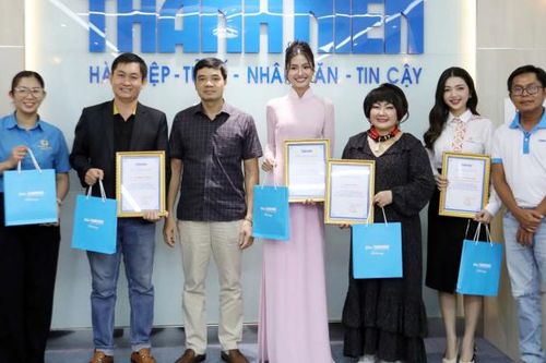Hoa hậu Thanh Hà trao yêu thương đến em nhỏ vùng cao chịu ảnh hưởng bão lũ