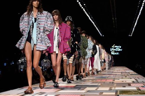 Dùng hơn 1.000 chiếc rương Louis Vuitton làm sàn diễn thời trang