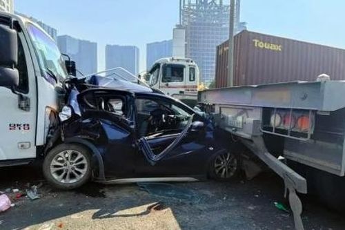 Tai nạn giao thông liên hoàn trên cầu Thăng Long, xe con bẹp dúm giữa 2 xe tải