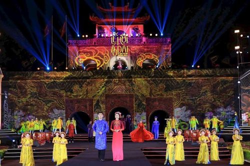Hàng trăm mẫu áo dài khoe sắc tại 'Hà Nội - Tinh hoa Áo dài'