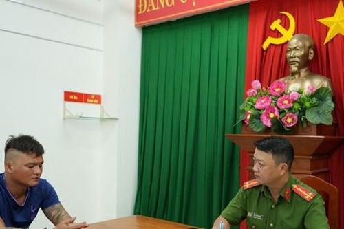Tạm giữ hình sự đối tượng cướp túi xách của du khách nước ngoài