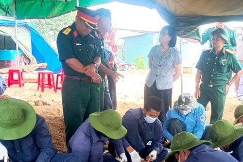 Gia Lai: Đào móng nhà phát hiện mộ chôn tập thể với nhiều di vật