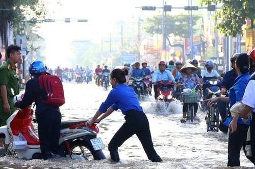 Triều cường vượt báo động 3, một số đường ở Cần Thơ ngập sâu