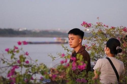 Giới trẻ rủ nhau check in nơi ngắm hoàng hôn mới cực chill ở Hà Nội