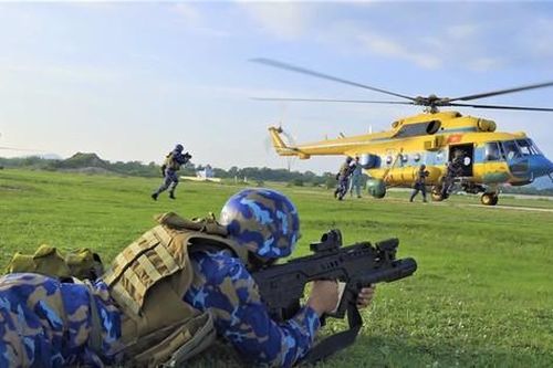 Hải quân đánh bộ thục luyện đổ bộ đường không tại Cam Ranh