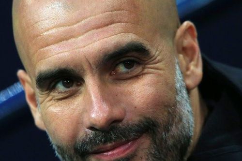 Pep Guardiola phản ứng bất ngờ khi được yêu cầu ở lại Man City