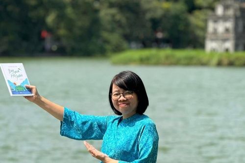 Bức 'ký họa' Hà Nội bằng những vần thơ 'Bay qua hồ Gươm'