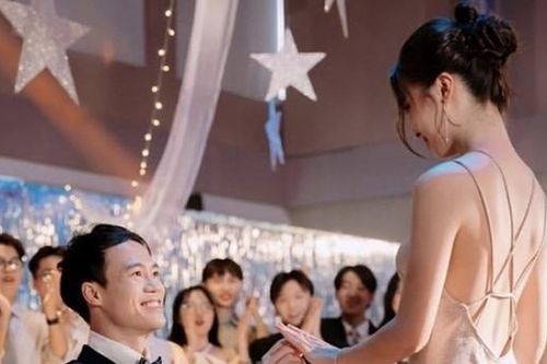 Sự thật tin đồn cầu thủ Văn Toàn cầu hôn ca sĩ Hòa Minzy gây xôn xao