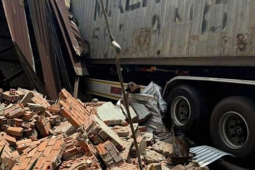 Xe container đâm sập nhà dân ở TPHCM, tài xế tử vong