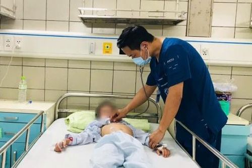 Bé trai nguy kịch sau khi uống 11 loại thuốc chữa ho