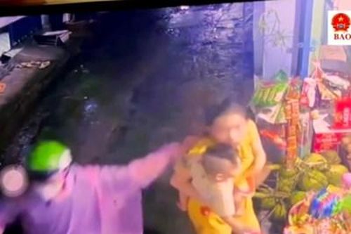 Người phụ nữ đang ẵm con bị tên cướp giật dây chuyền ngã nhào xuống đường