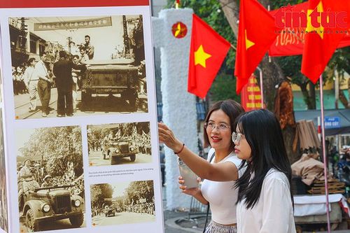 Người dân thủ đô tìm lại 'Ký ức Hà Nội - 70 năm' trên phố bích họa Phùng Hưng