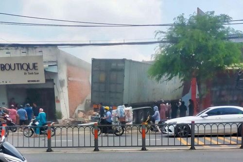 TP Hồ Chí Minh: Xe container mất lái đâm sập nhà dân, lái xe tử vong