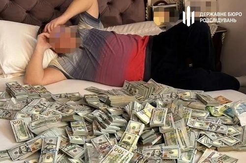 Ukraine: Điều tra trốn nghĩa vụ, phát hiện 2 quan chức nhét đầy tiền USD trong nhà