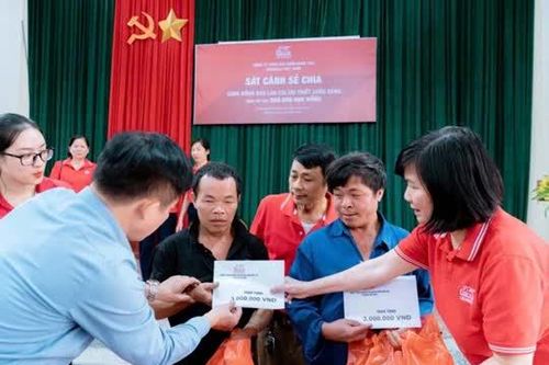 Doanh nghiệp bảo hiểm trao tặng 900 triệu đồng hỗ trợ người dân tái thiết cuộc sống