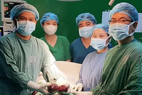 Đà Nẵng: Cắt bướu giáp cỡ lớn cho cô gái sinh năm 2000 mắc bệnh basedow 12 năm