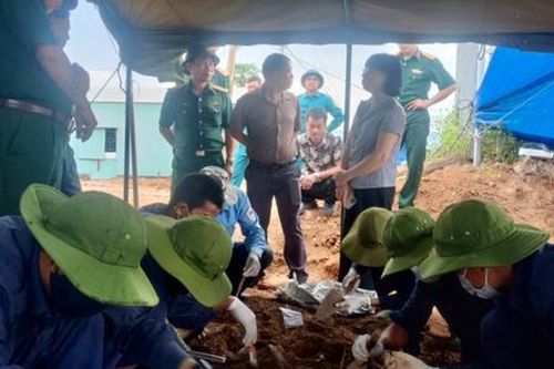 Đào móng xây nhà, phát hiện hố chôn tập thể hàng chục bộ hài cốt