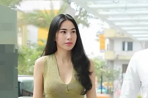 Xôn xao đoạn clip ca sĩ Thủy Tiên bỏ về khi được mời dự show thời trang từ thiện