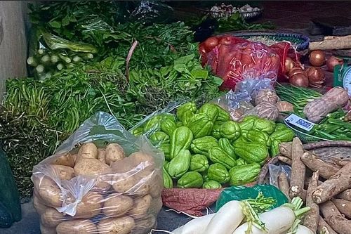 Hà Nội: Giá rau xanh 'hạ nhiệt', người tiêu dùng phấn khởi