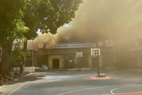 Cháy căng tin Trường Đại học Y Hà Nội, mạng xã hội lan truyền hình ảnh sinh viên tạo dáng 'check in'