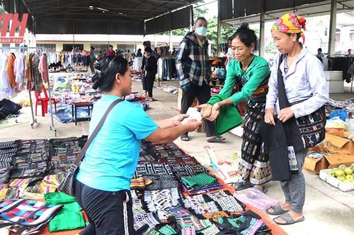 Về bản Na Mèo