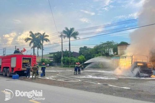 Xe tải chở phế liệu ở Biên Hòa bốc cháy dữ dội khi đang đậu bên đường