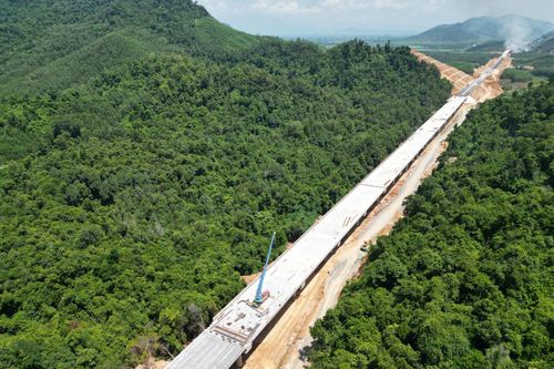 Hợp long cây cầu dài nhất trên đường bộ cao tốc Vân Phong - Nha Trang