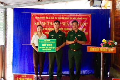 Bàn giao 'Nhà đồng đội'