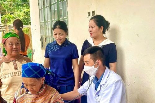 Khám và cấp thuốc miễn phí cho hơn 1 nghìn người dân sau mưa lũ