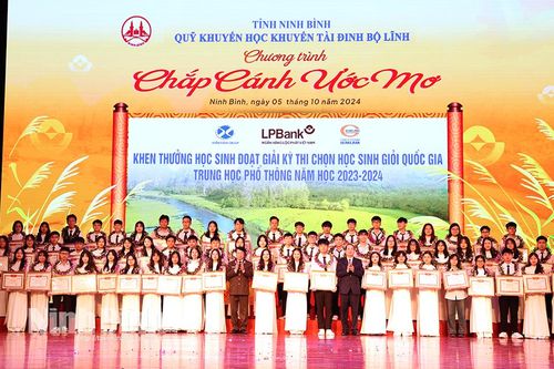Chương trình 'Chắp cánh ước mơ' vinh danh, khen thưởng học sinh, sinh viên, vận động viên xuất sắc