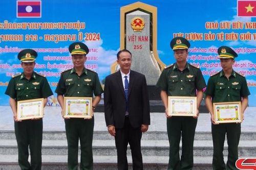 Tặng giấy khen các quân y cứu sống 4 cháu bé người Lào bị ngộ độc nấm