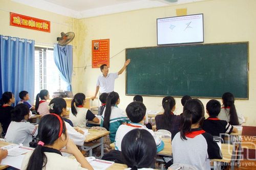 Khắc phục khó khăn để ứng dụng công nghệ vào giảng dạy